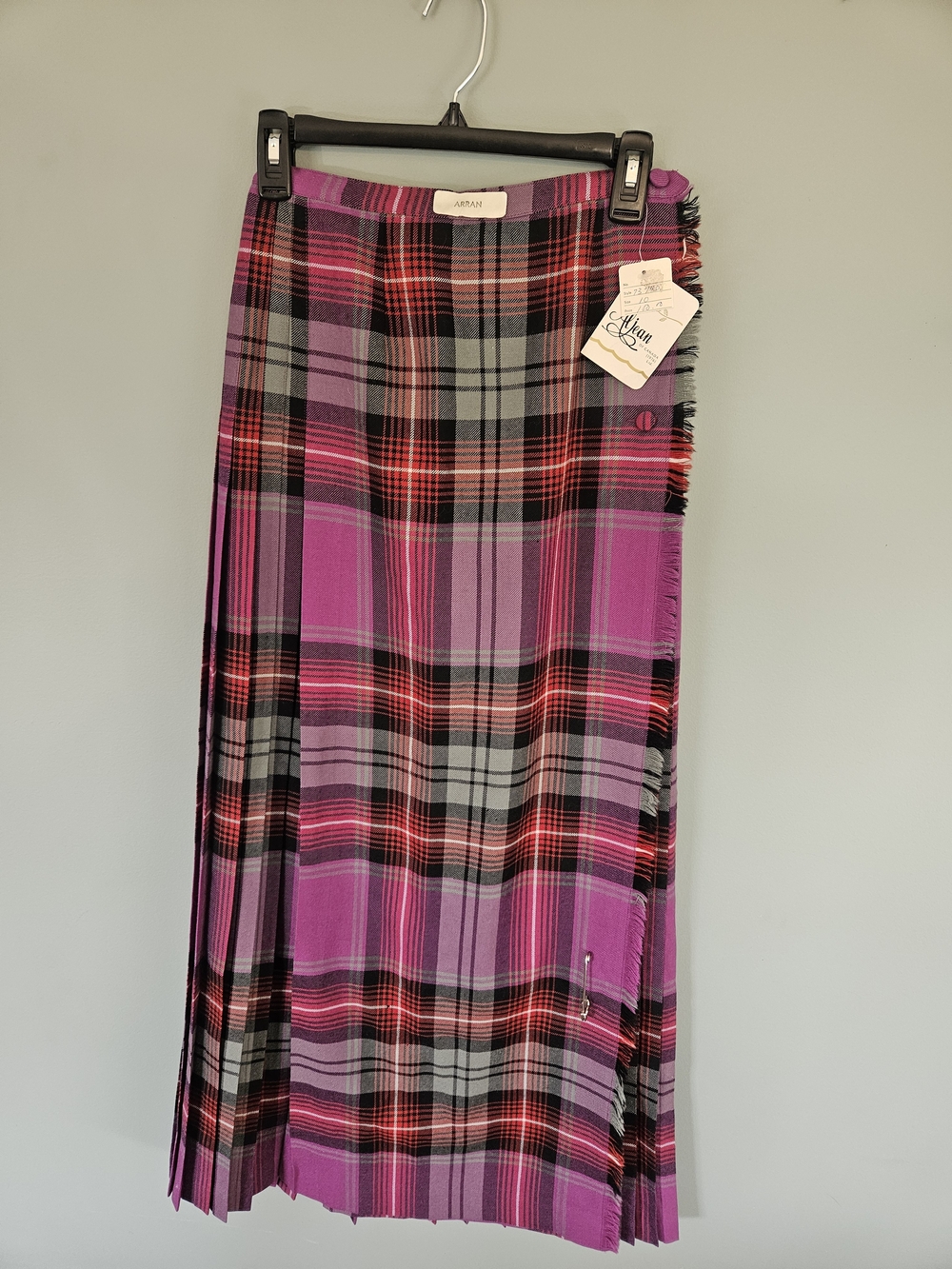 Vintage ARRAN 100% Virgin Wool Scottish Plaid Long Pleated Skirt Kilt Pin
